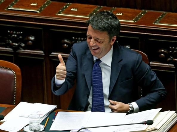 renzi pollice su