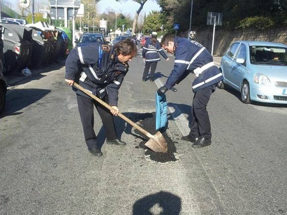 vigili chiudono buca via trionfale