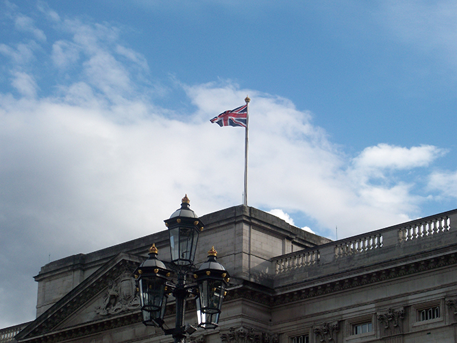 londra Buckingham Palace bandiera inglese