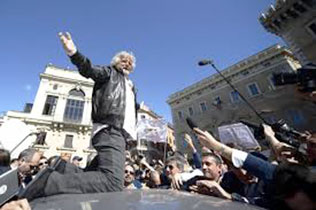 grillo-comizio (foto web)