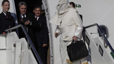Bergoglio-in-partenza-per-Romania-solo-lui-avvolto-dal-vento-foto-ANSA-AP-PhotoAlessandra-Tarantino2.jpg