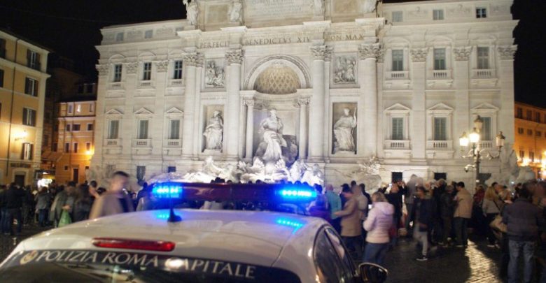 Pol-Loc-Fontana di Trevi archivio