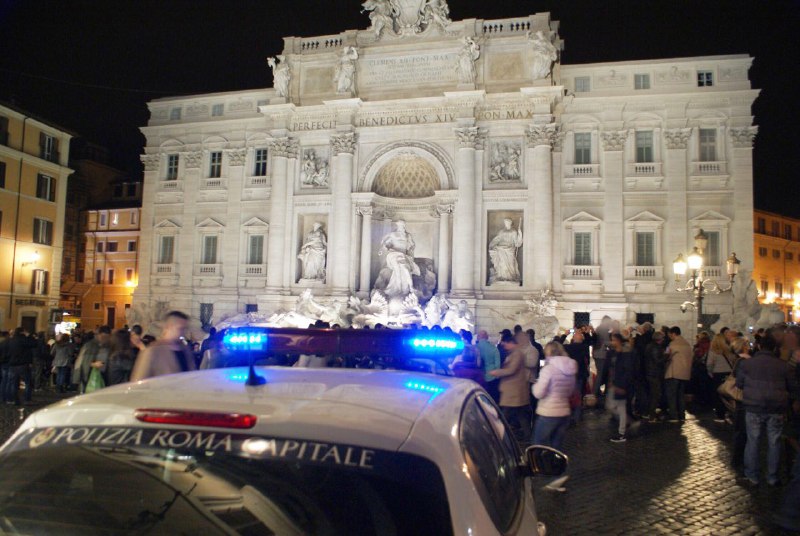 Pol-Loc-Fontana di Trevi archivio