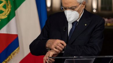 mattarella-guarda orologio (foto web)