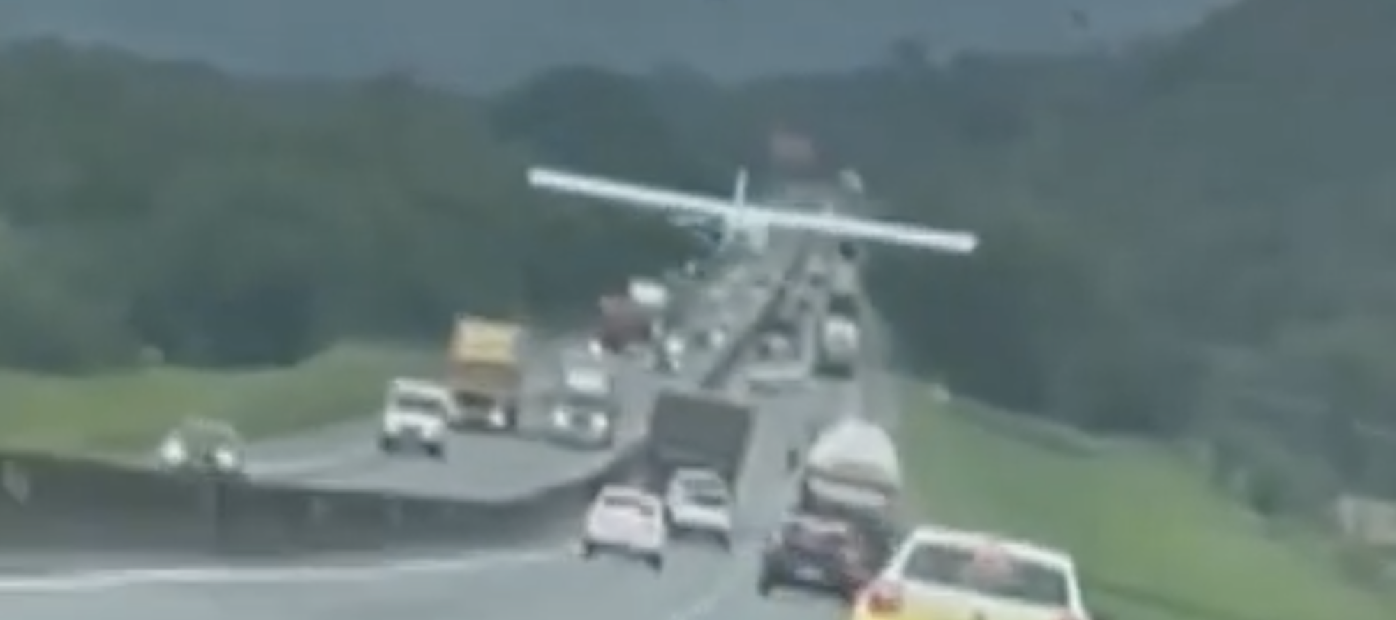 aereo atterra emergenza autostrada