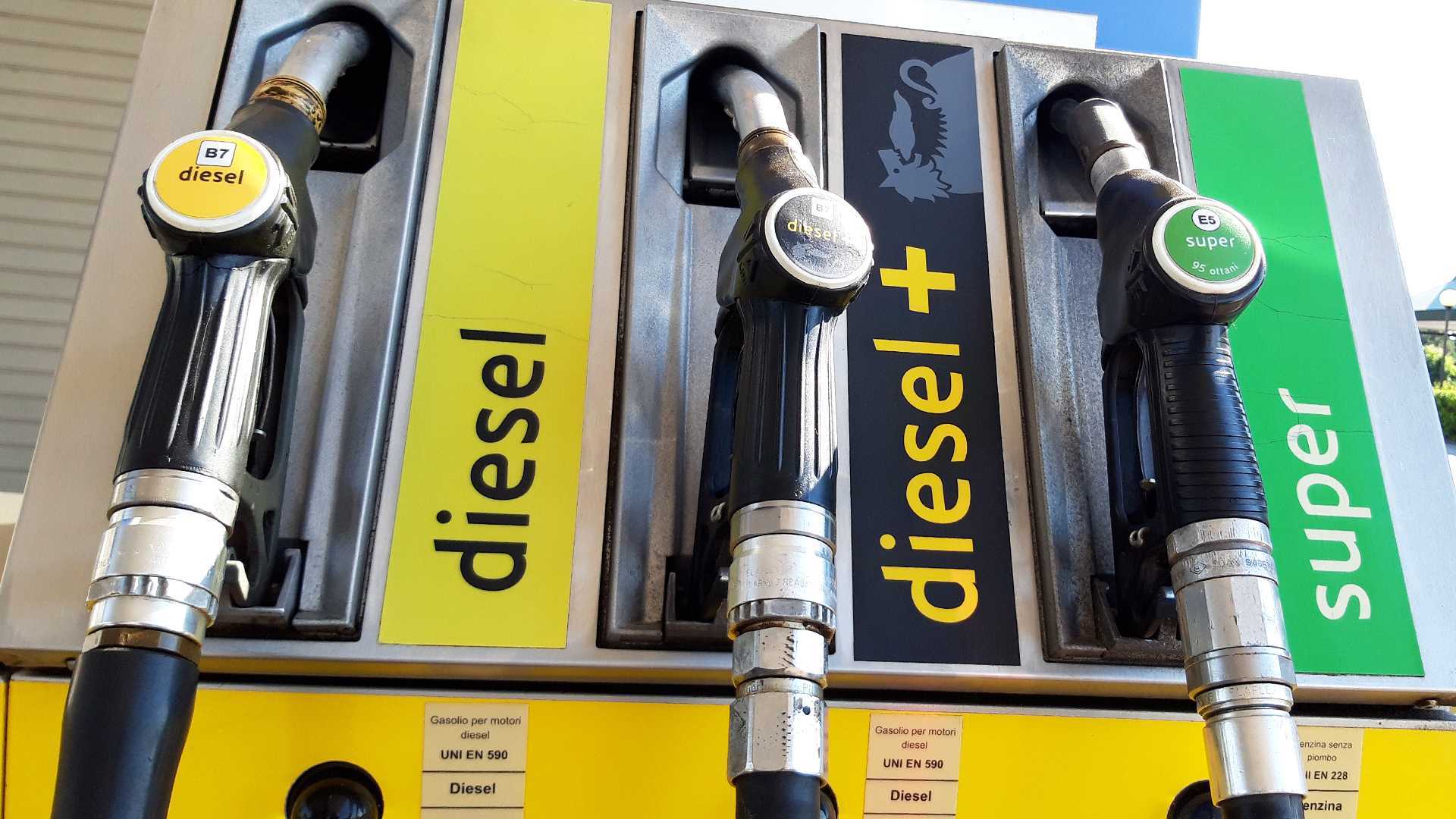 Diesel in salita, benzina in discesa: nuove accise, i prezzi oggi 