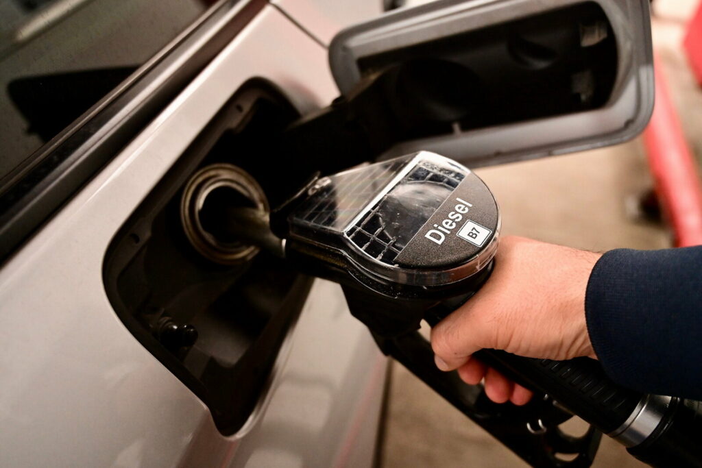 2 - attualita.it Diesel in salita, benzina in discesa: nuove accise, i prezzi oggi