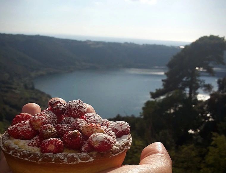 Crostatina con crema e Fragoline di Nemi Vista Lago di Nemi