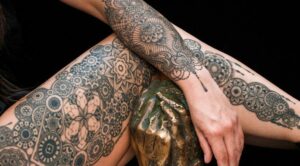 Gamba Braccio Tatuaggio Ornamentale di Marco Manzo e dettaglio opera scultorea di Marco Manzo artista visual designer - attualita.it Gamba Braccio Tatuaggio Ornamentale di Marco Manzo e dettaglio opera scultorea di Marco Manzo artista visual designer