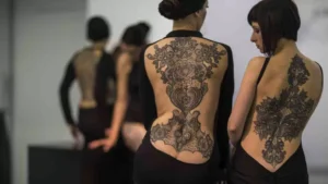 Modelle Alta Moda con Tatuaggi Ornamentali dellartista tatuatore Marco Manzo - attualita.it Modelle Alta Moda con Tatuaggi Ornamentali dell'artista tatuatore Marco Manzo