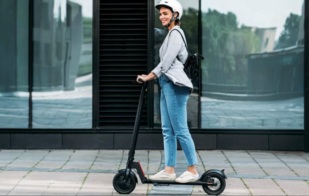 Monopattini elettrici: c'è l'obbligo casco, poco rispettato
