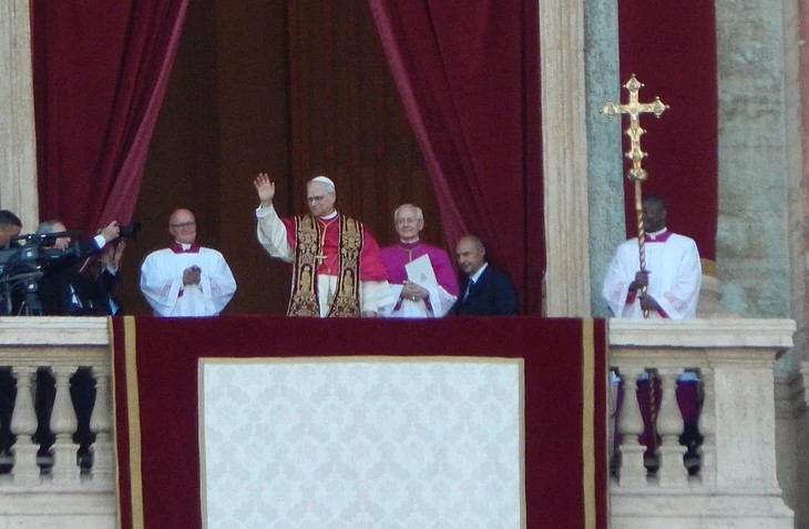 Papa_Leo_XIV_Waving - attualita.it Il primo discorso di papa Leone XIV