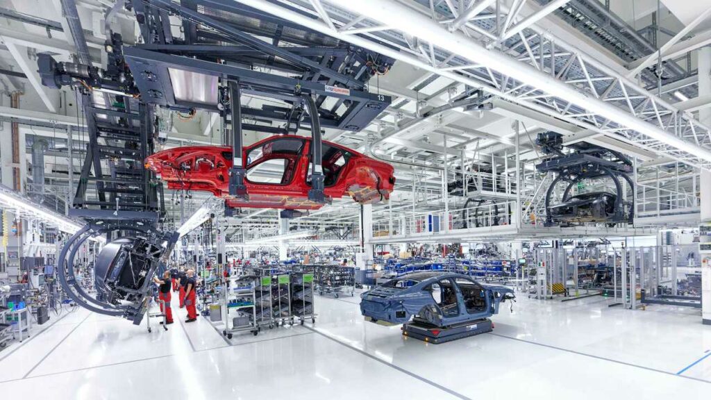 fabbrica auto 2 - attualita.it Più tempo per le multe europee sulle emissioni auto: ci siamo quasi