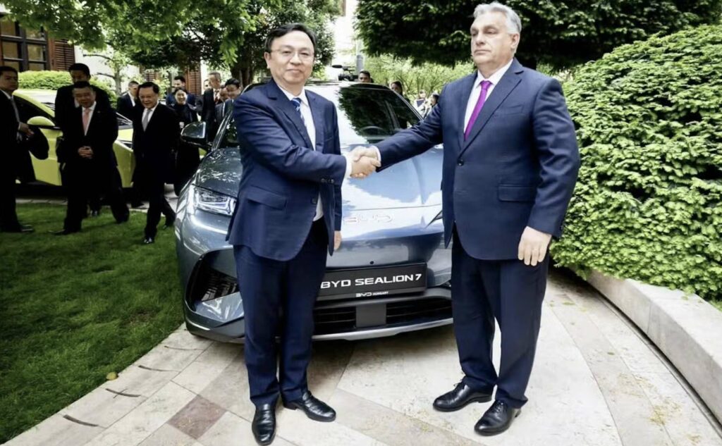 il CEO cinese BYD Wang Chuanfu in una conferenza stampa col primo ministro ungherese Viktor Orbán 2 - attualita.it Il CEO della cinese BYD Wang Chuanfu col primo ministro ungherese Viktor Orbán