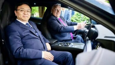 il CEO cinese BYD Wang Chuanfu in una conferenza stampa col primo ministro ungherese Viktor Orbán