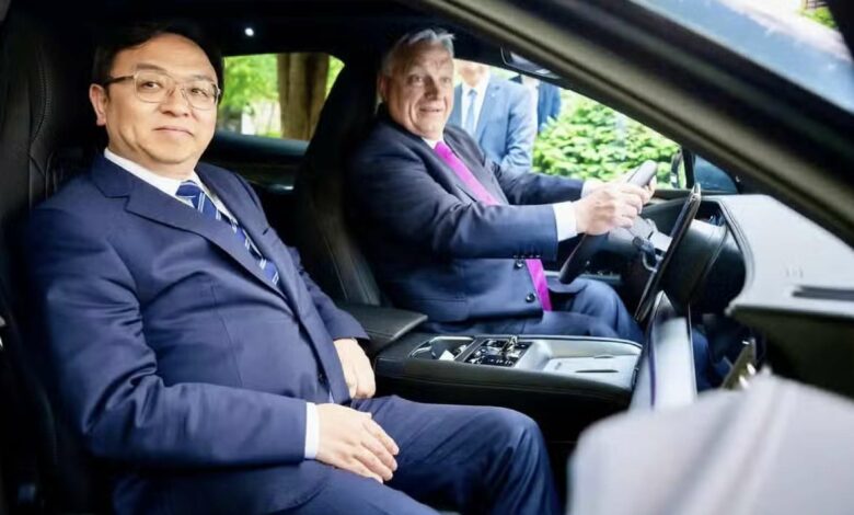 il CEO cinese BYD Wang Chuanfu in una conferenza stampa col primo ministro ungherese Viktor Orbán - attualita.it il CEO cinese BYD Wang Chuanfu in una conferenza stampa col primo ministro ungherese Viktor Orbán