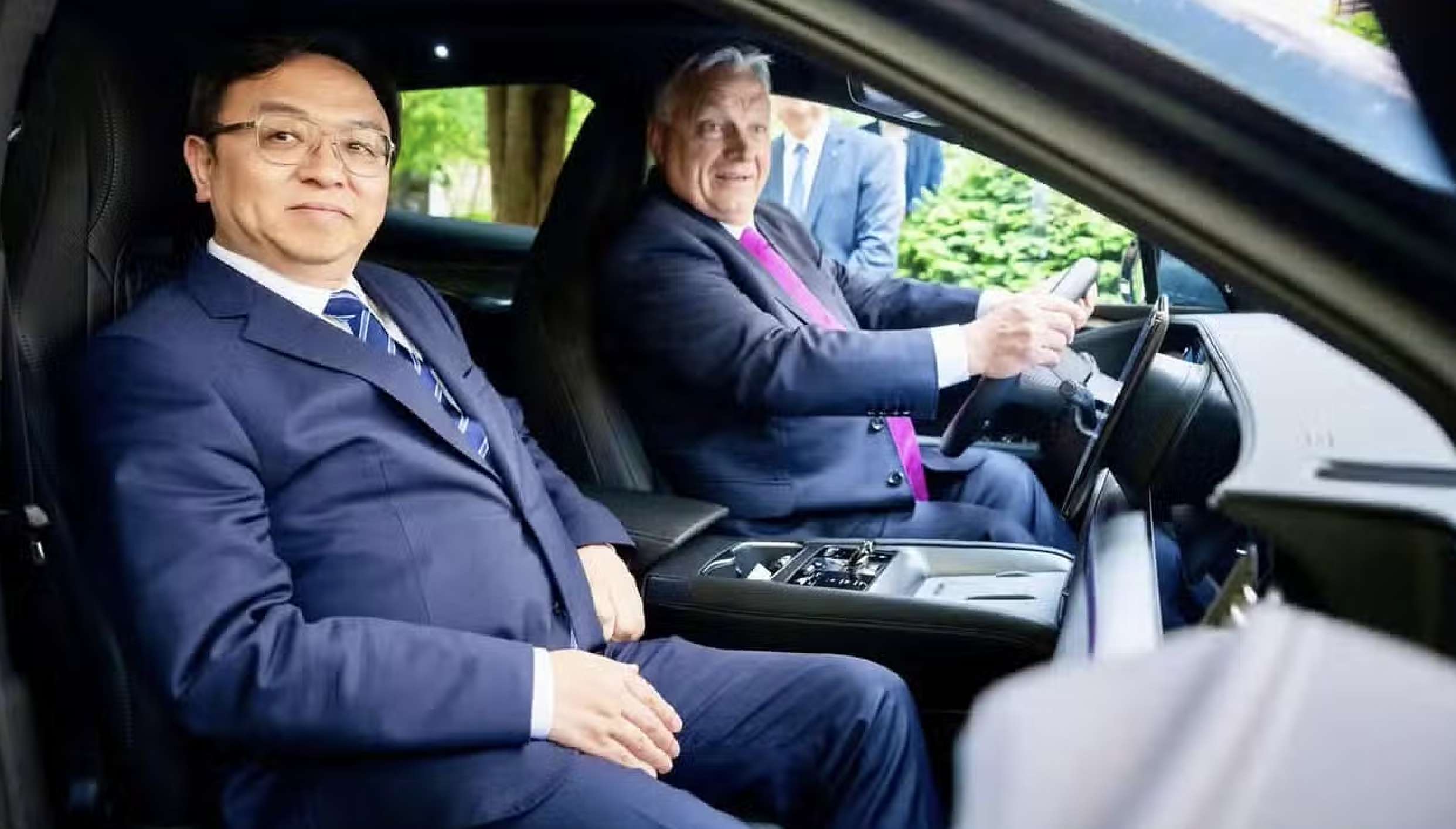 il CEO cinese BYD Wang Chuanfu in una conferenza stampa col primo ministro ungherese Viktor Orbán