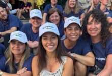 Claudia Conte con il gruppo di volontarie ‘Forever Open’ durante le attività di distribuzione della guida spirituale e di assistenza ai pellegrini.
