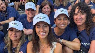 Claudia Conte con il gruppo di volontarie ‘Forever Open’ durante le attività di distribuzione della guida spirituale e di assistenza ai pellegrini.