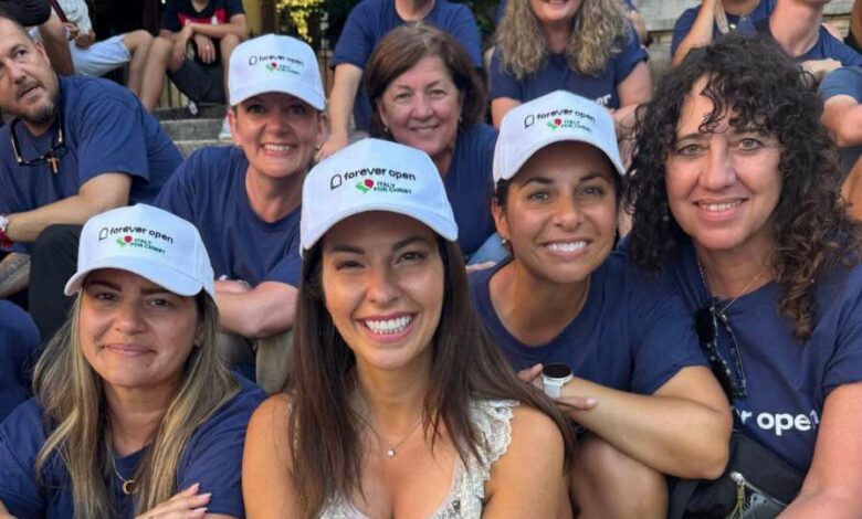 Claudia Conte con il gruppo di volontarie ‘Forever Open’ durante le attività di distribuzione della guida spirituale e di assistenza ai pellegrini. - attualita.it Claudia Conte con il gruppo di volontarie ‘Forever Open’ durante le attività di distribuzione della guida spirituale e di assistenza ai pellegrini.
