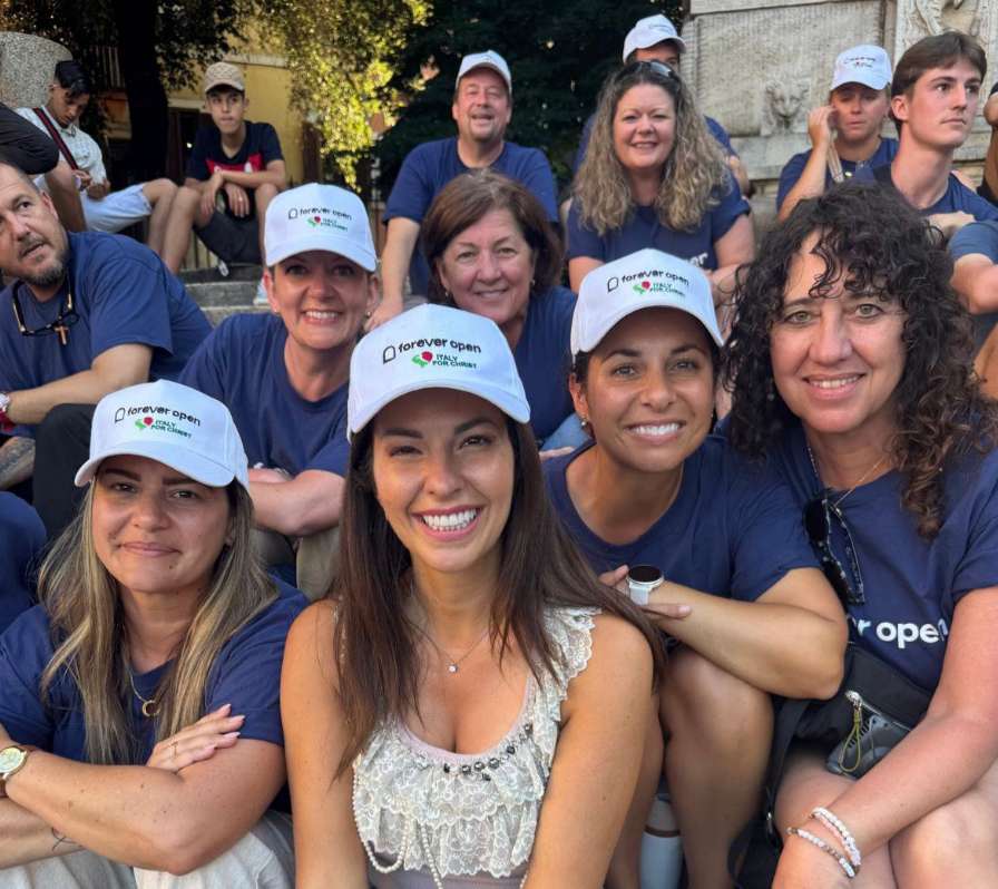 Claudia Conte con il gruppo di volontarie ‘Forever Open’ durante le attività di distribuzione della guida spirituale e di assistenza ai pellegrini.