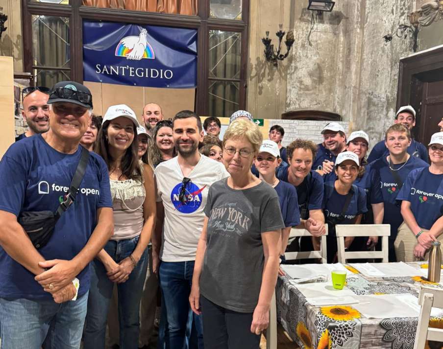 Claudia Conte insieme ai volontari di Italy for Christ e della Comunità di SantEgidio durante la prima giornata di servizio a Trastevere - attualita.it Claudia Conte insieme ai volontari di Italy for Christ e della Comunità di SantEgidio durante la prima giornata di servizio a Trastevere