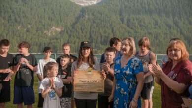 Claudia Conte riceve la cittadinanza onoraria di Krasnokutsnel Parco Nazionale del Gran Paradiso durante una missione umanitaria