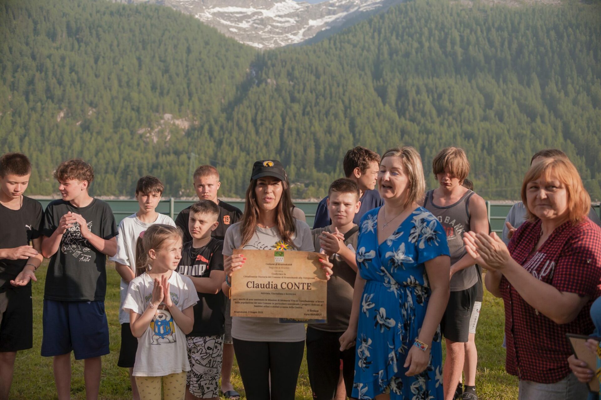 Claudia Conte riceve la cittadinanza onoraria di Krasnokutsnel Parco Nazionale del Gran Paradiso durante una missione umanitaria
