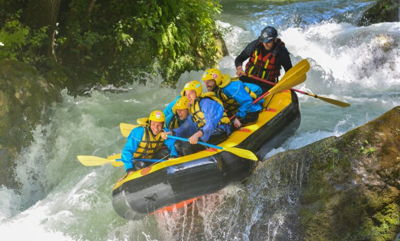 Gruppo di partecipanti affronta una discesa ripida in gommone durante unattività di rafting sul fiume Nera presso il centro Rafting Marmore Umbria - attualita.it Gruppo di partecipanti affronta una discesa ripida in gommone durante un’attività di rafting sul fiume Nera presso il centro Rafting Marmore, Umbria