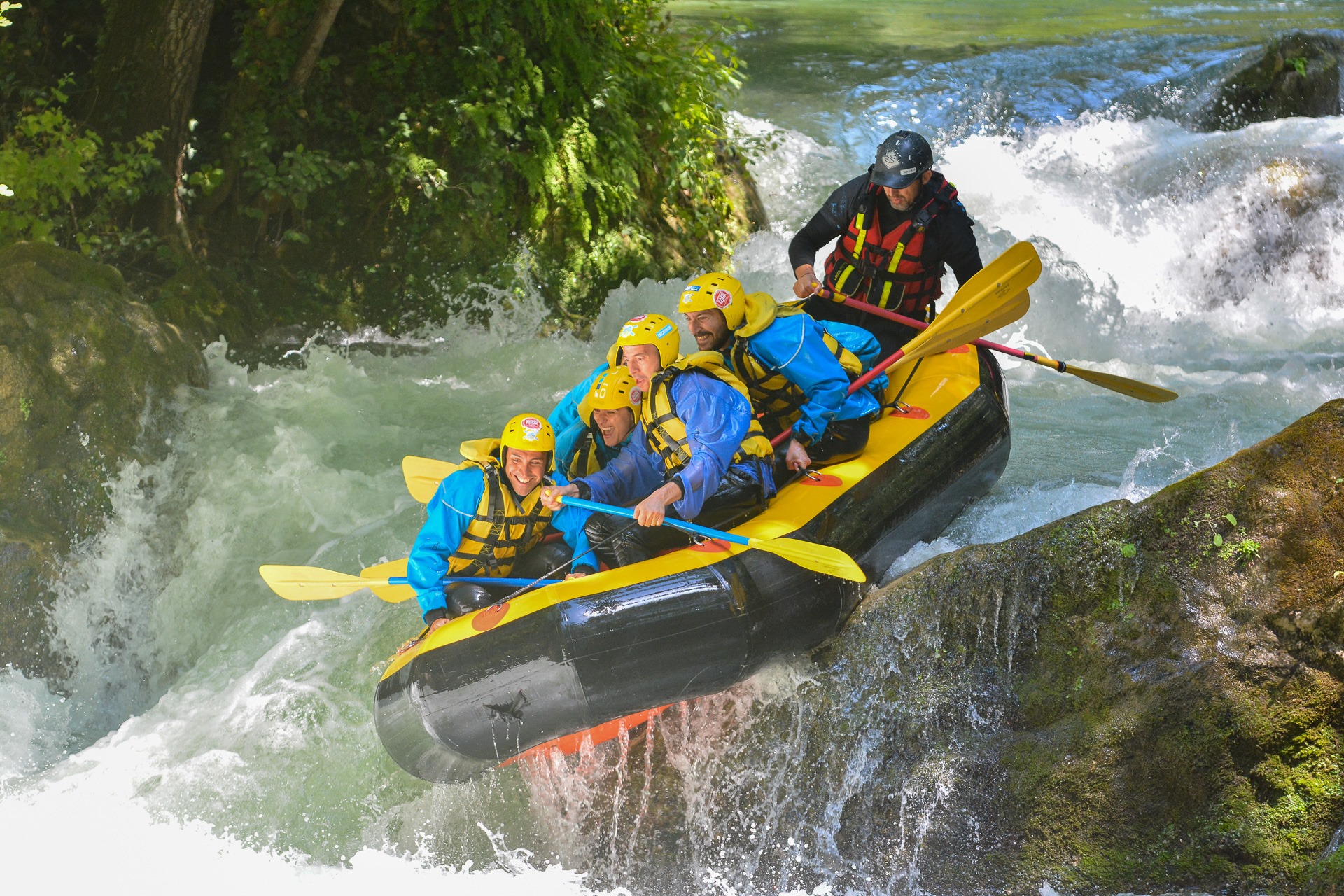 Gruppo di partecipanti affronta una discesa ripida in gommone durante un’attività di rafting sul fiume Nera presso il centro Rafting Marmore, Umbria
