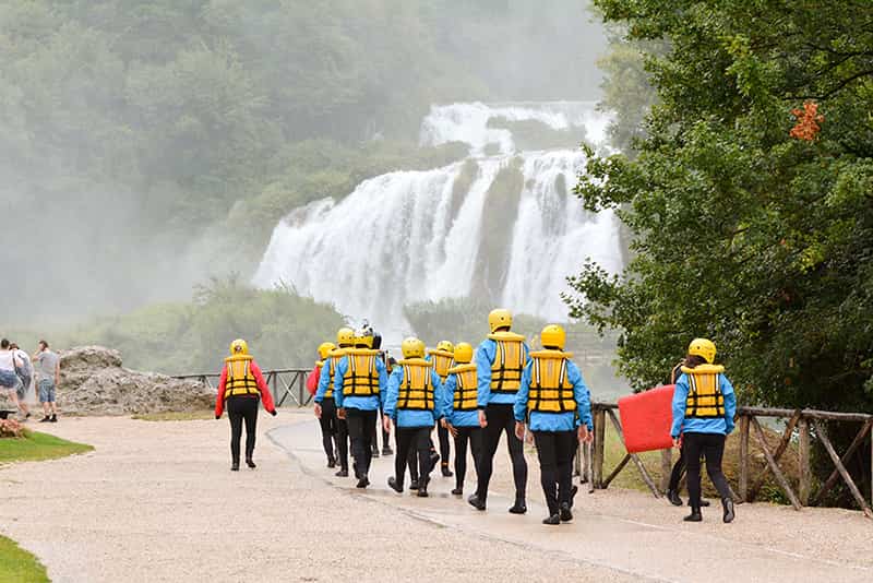 Gruppo di partecipanti in tuta da rafting cammina verso le Cascate delle Marmore prima della discesa sul fiume Nera Umbria - attualita.it Gruppo di partecipanti in tuta da rafting cammina verso le Cascate delle Marmore prima della discesa sul fiume Nera Umbria