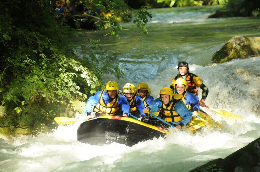 Gruppo di persone in gommone affronta una rapida nel fiume Nera durante unescursione di rafting immersa nella vegetazione del Rafting Marmore Umbria - attualita.it Gruppo di persone in gommone affronta una rapida nel fiume Nera durante unescursione di rafting immersa nella vegetazione del Rafting Marmore Umbria