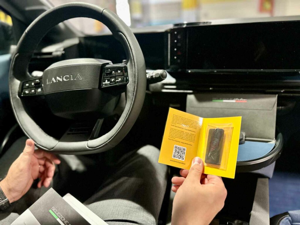 Hertz Identità Olfattiva 5 - attualita.it Hertz amplia la flotta Selezione Italia con la Lancia Ypsilon Edizione Limitata Cassina