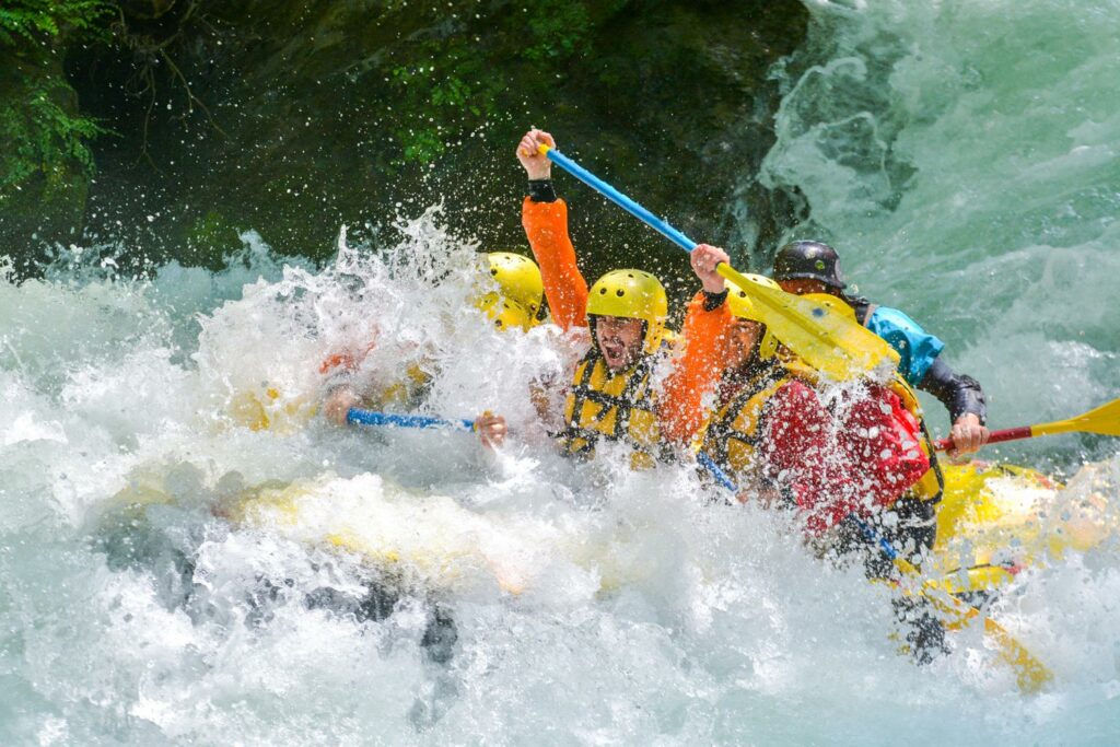 Momento di azione durante una discesa rafting sul fiume Nera alle Marmore equipaggio affronta una rapida con entusiasmo - attualita.it Momento di azione durante una discesa rafting sul fiume Nera alle Marmore equipaggio affronta una rapida con entusiasmo
