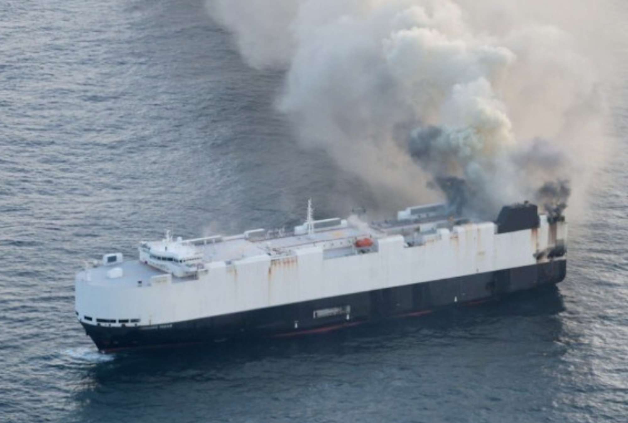 Crescenti preoccupazioni nel trasporto marittimo dopo l’incendio sulla nave cargo Morning Midas con 3.159 auto