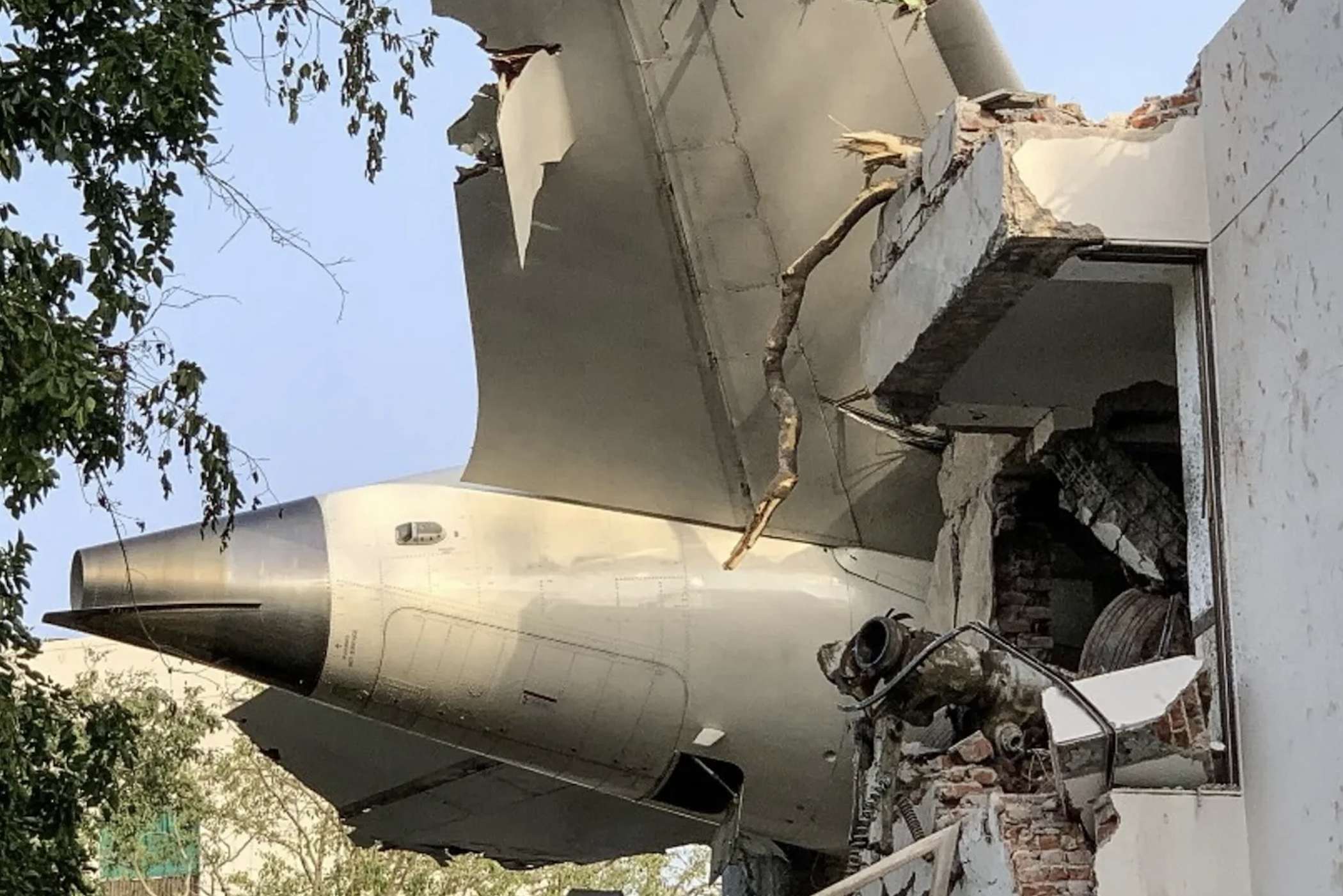 Aereo si schianta in India: oltre 290 morti, video