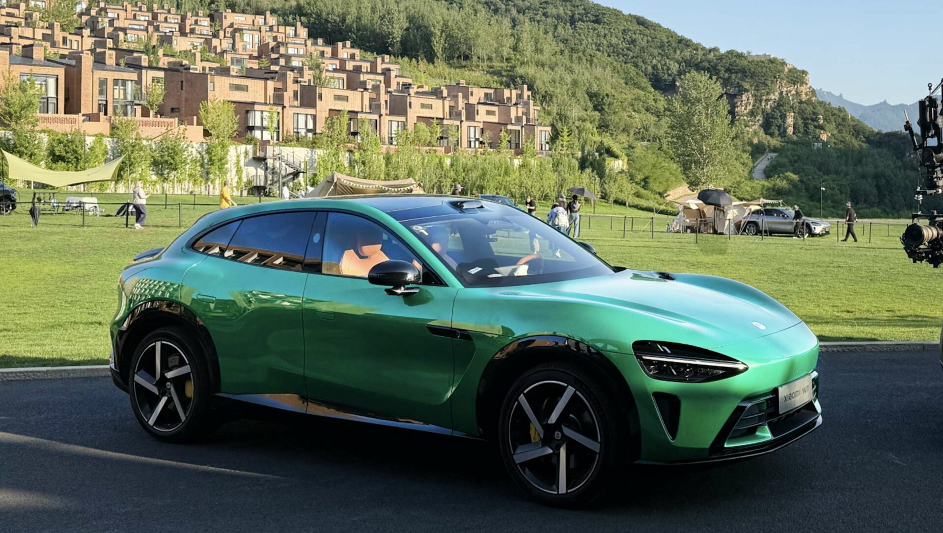 Ordini eccezionali per la Xiaomi YU7, SUV rivale della Tesla Model Y: Musk ha di che preoccuparsi