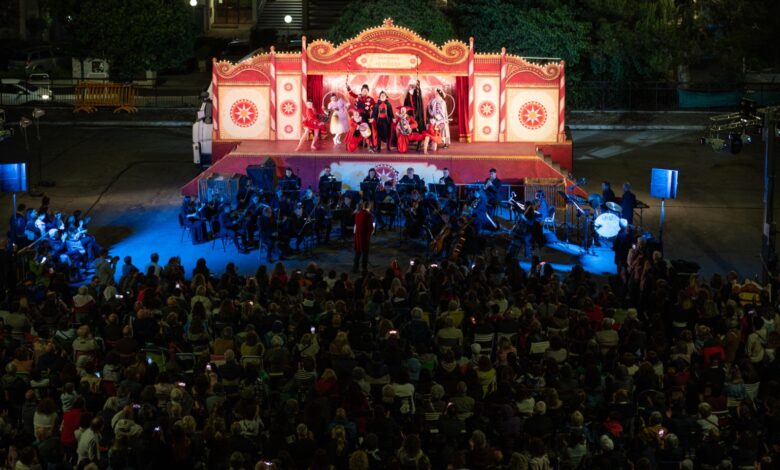 Veduta dallalto del camionteatro aperto che ospita Il barbiere di Siviglia con orchestra e cantanti e il pubblico seduto allaperto - attualita.it Veduta dallalto del camionteatro aperto che ospita Il barbiere di Siviglia con orchestra e cantanti e il pubblico seduto allaperto