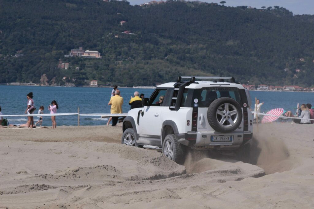 Defender in azione Area esterna Carrara 4x4 Fest