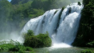 Cascata principale delle Marmore in Umbria vista panoramica con getto dacqua imponente immerso nella natura