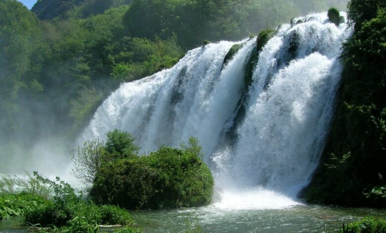 Cascata principale delle Marmore in Umbria vista panoramica con getto dacqua imponente immerso nella natura
