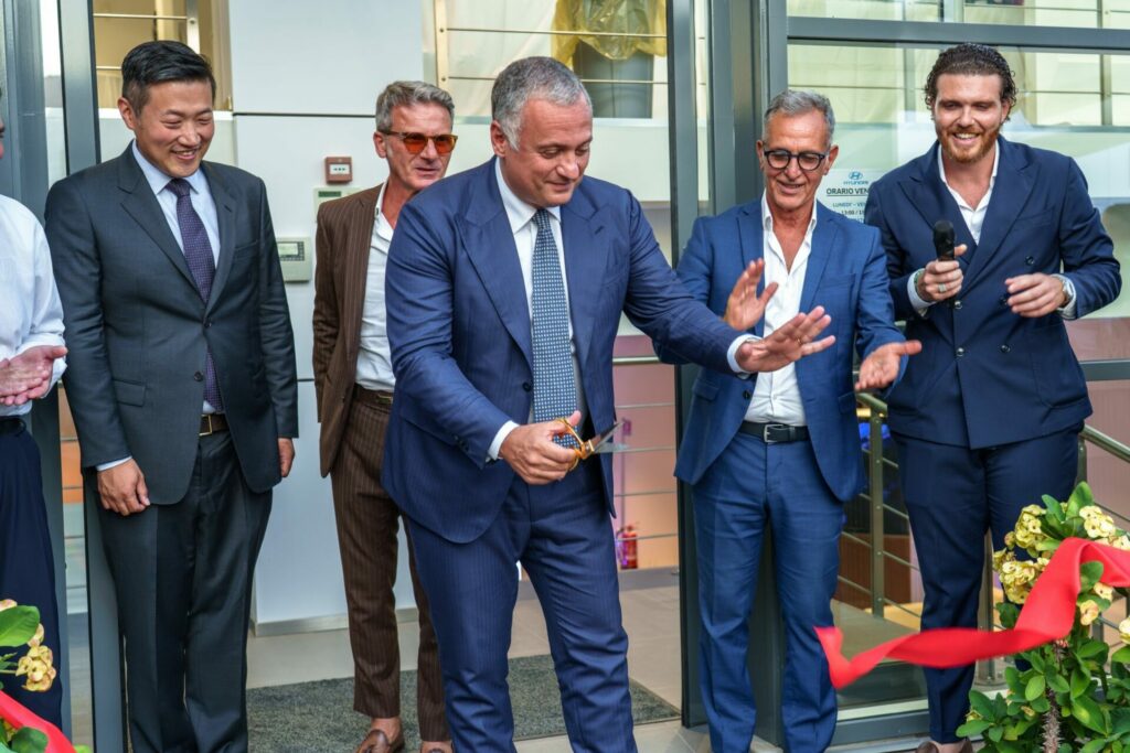 Il Presidente e CEO di Hyundai Italia Francesco Calcara al taglio del nastro