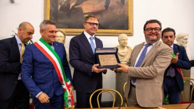 Il Ministro Francesco Lollobrigida e il Sindaco di Nemi Alberto Bertucci al centro durante la premiazione del Concorso Città del Vino 2025 in Campidoglio; a destra il Presidente nazionale dell'Associazione Città del Vino Angelo Radica