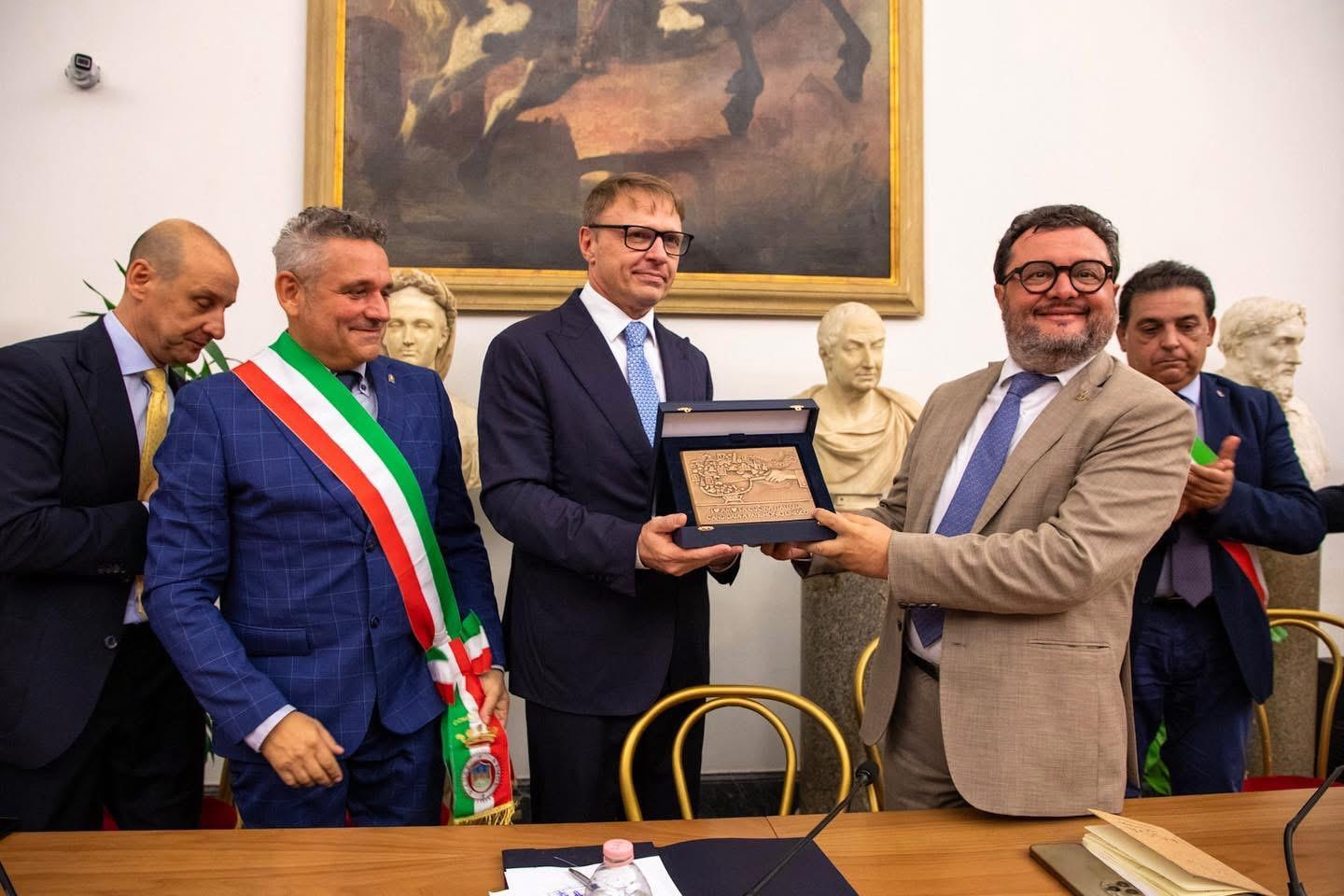 Il Ministro Francesco Lollobrigida e il Sindaco di Nemi Alberto Bertucci al centro durante la premiazione del Concorso Città del Vino 2025 in Campidoglio; a destra il Presidente nazionale dell'Associazione Città del Vino Angelo Radica