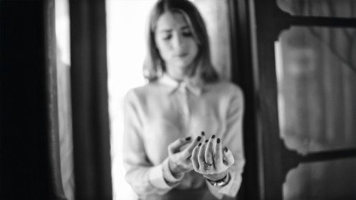 Monica Marziota in un momento di raccoglimento in bianco e nero