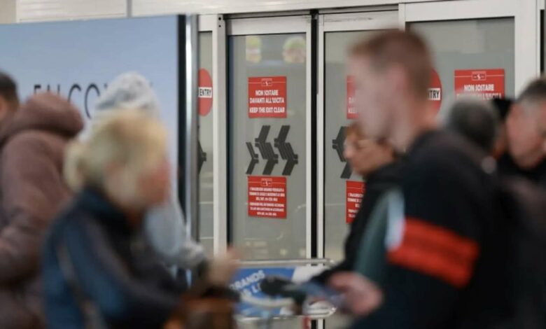 Novità per l’imbarco sui voli nazionali e all’interno dell'area Schengen: non è più obbligatorio esibire un documento d’identità (carta d'identità o passaporto) al gate. Ma se non l'hai con te rischi grosso - attualita.it Novità per l’imbarco sui voli nazionali e all’interno dell'area Schengen: non è più obbligatorio esibire un documento d’identità (carta d'identità o passaporto) al gate. Ma se non l'hai con te rischi grosso