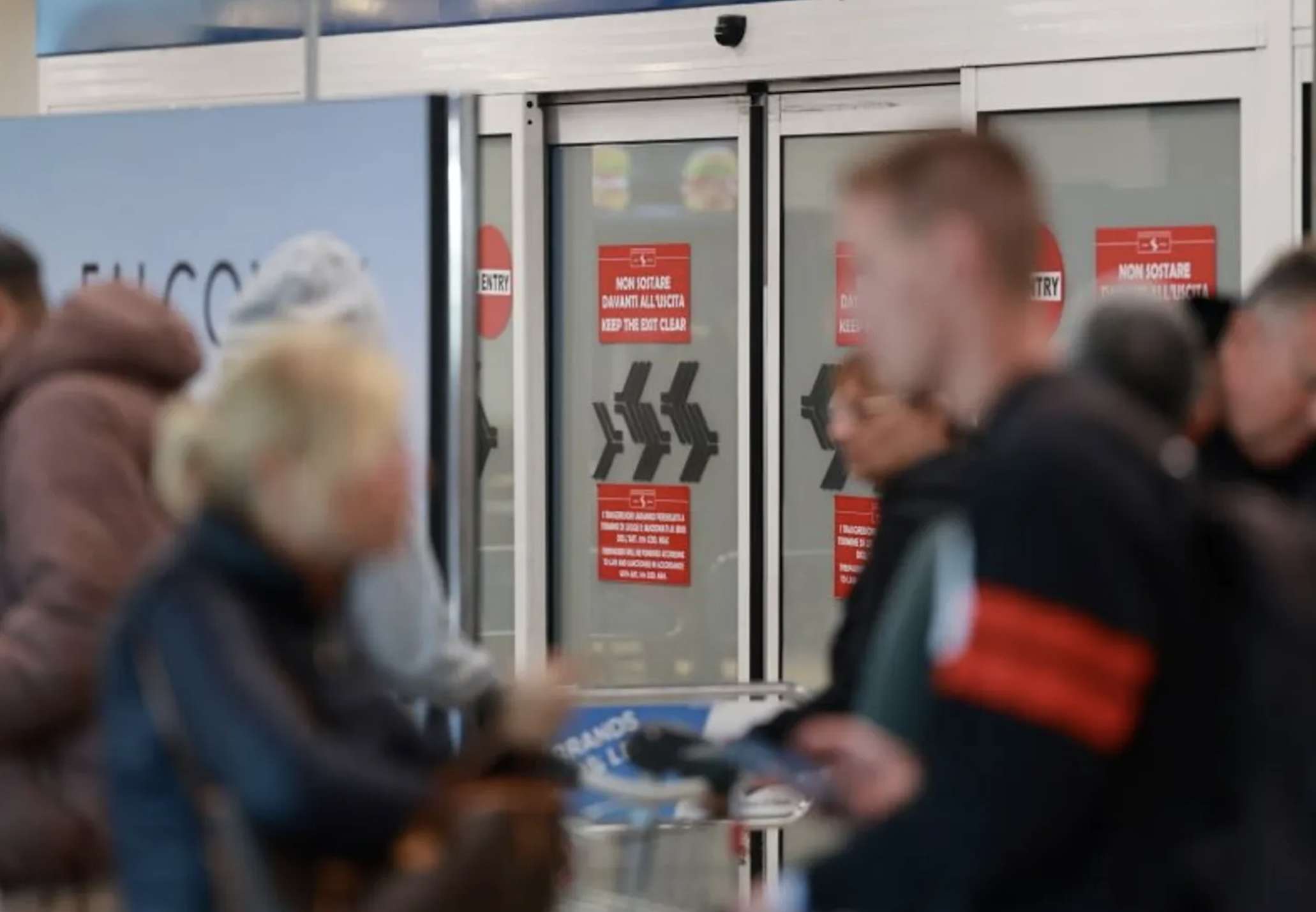 Novità per l’imbarco sui voli nazionali e all’interno dell'area Schengen: non è più obbligatorio esibire un documento d’identità (carta d'identità o passaporto) al gate. Ma se non l'hai con te rischi grosso