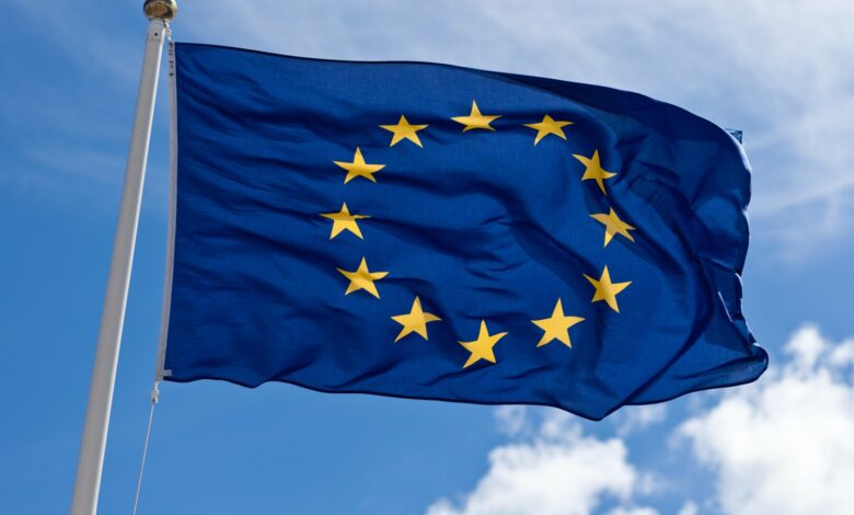La bandiera dell'Unione Europea è laica, progettata per rappresentare i valori di unità, democrazia e pace tra i popoli europei, come chiaramente affermato dalle istituzioni dell'UE e dal Consiglio d'Europa - attualita.it La bandiera dell'Unione Europea è laica, progettata per rappresentare i valori di unità, democrazia e pace tra i popoli europei, come chiaramente affermato dalle istituzioni dell'UE e dal Consiglio d'Europa