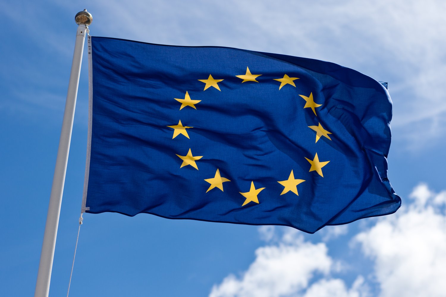 La bandiera dell'Unione Europea è laica, progettata per rappresentare i valori di unità, democrazia e pace tra i popoli europei, come chiaramente affermato dalle istituzioni dell'UE e dal Consiglio d'Europa