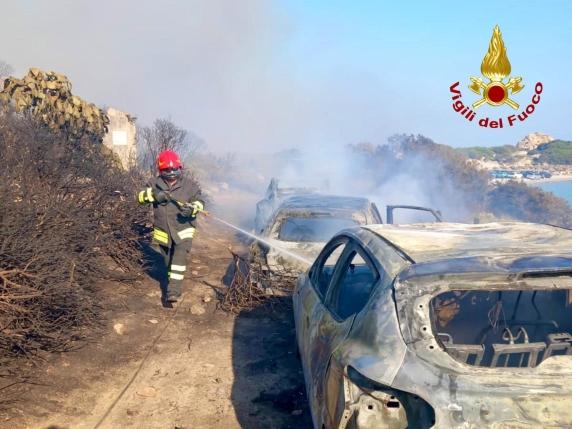 incendio-sardegna-2025 - attualita.it Gli incendi in Sardegna distruggono una infinità di auto in sosta